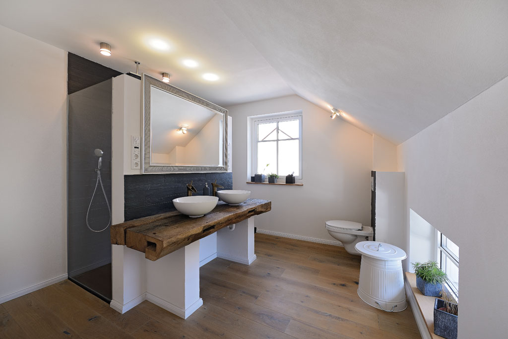 Badezimmer von der Schreinerei Hamm in Lahr mit Altholz Waschtisch