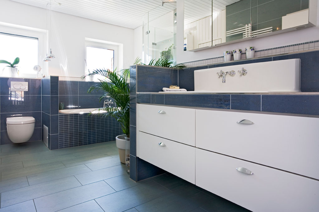 Badezimmer mit Sauna blaue Fliesen Spiegelschrank Wandverkleidung Schreiner weiße Keramikeinbauten Offenburg
