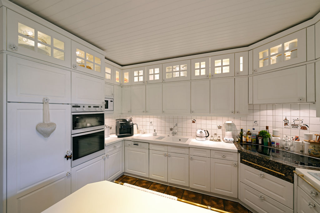 Küche Klassischer Stil mit Beleuchtung Oberschränke in Lahr